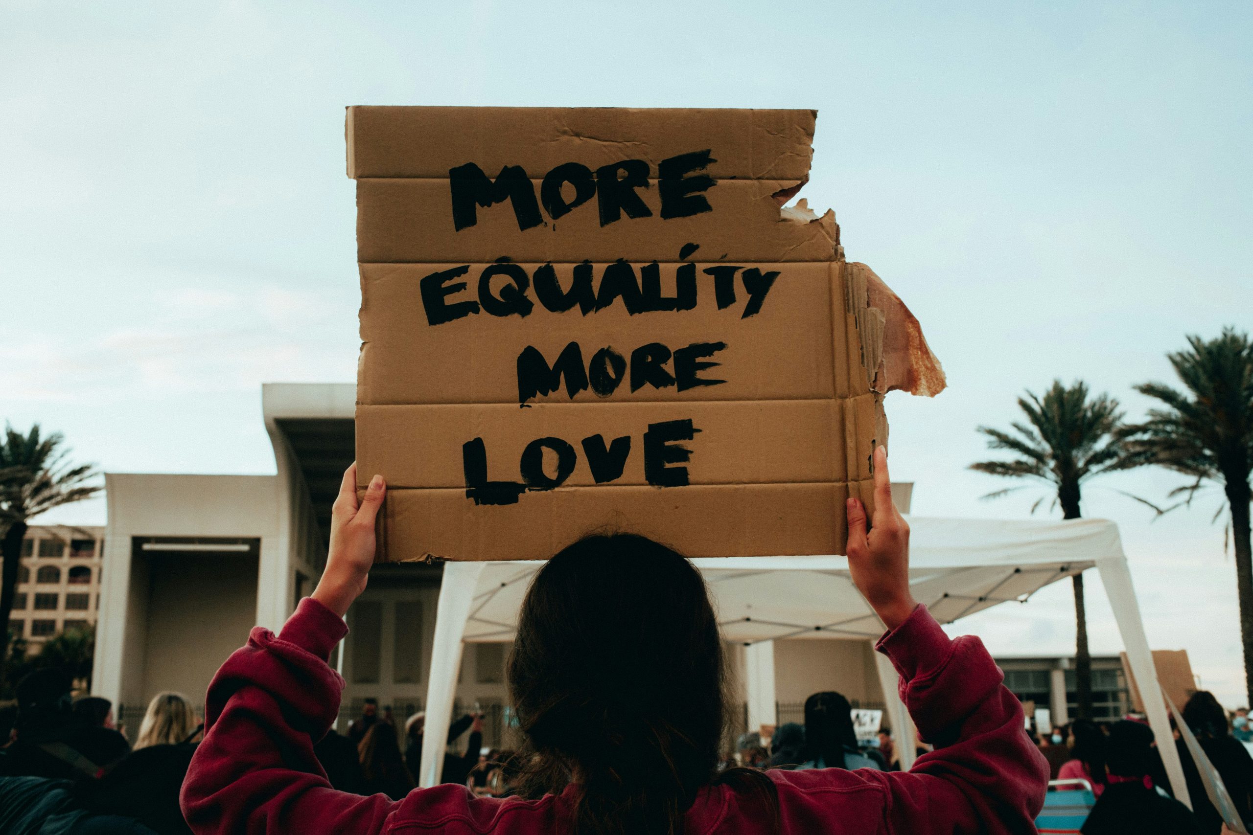 Descubre cómo el Día Mundial de la Justicia Social nos invita a reflexionar sobre la desigualdad económica y el papel de empresas, inversores y consumidores en la transformación hacia una economía más justa y sostenible.