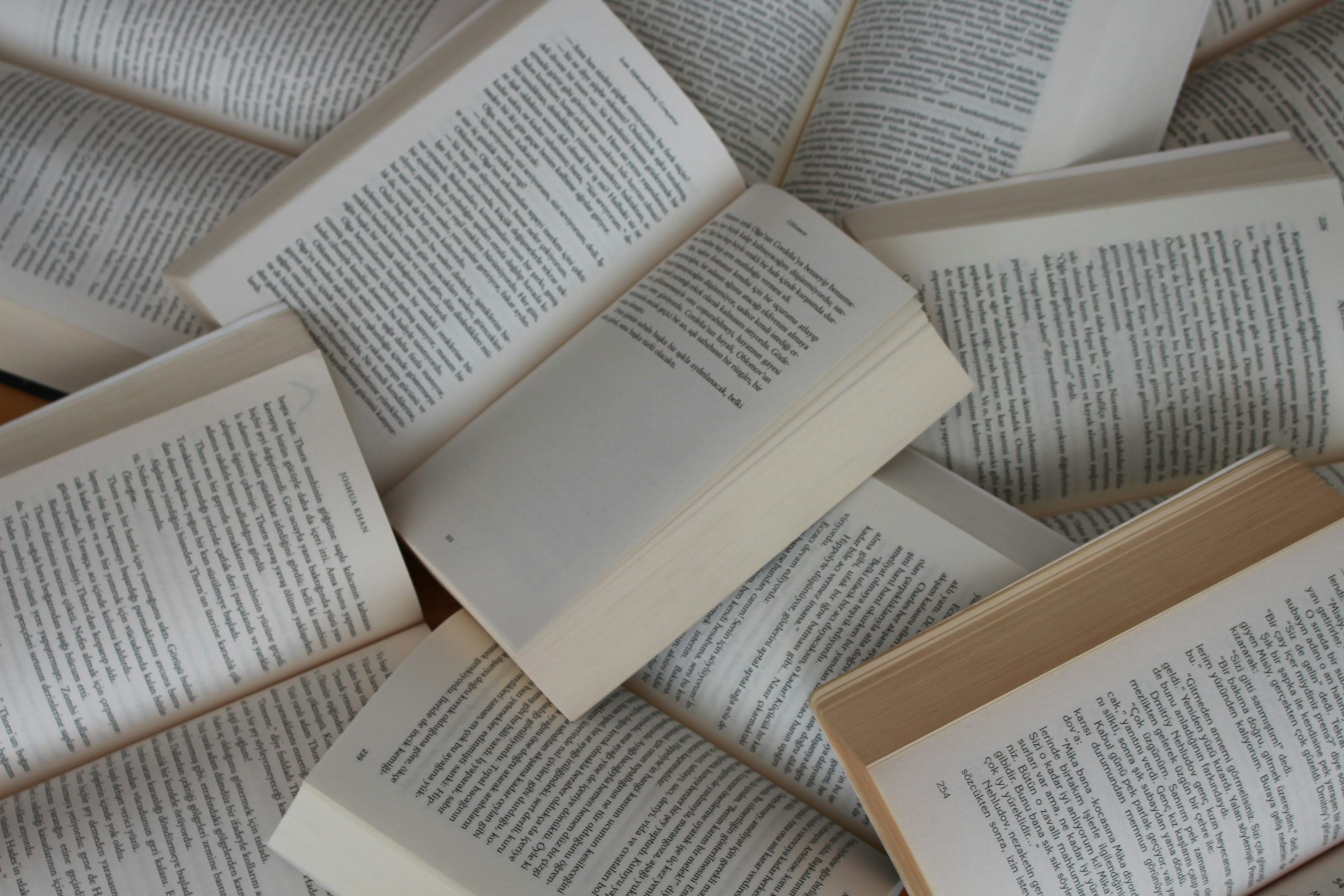 Descubre 11 libros imprescindibles para inspirar una economía más humana, sostenible y con propósito. Una guía para líderes, ciudadanos y empresas que buscan un cambio real.